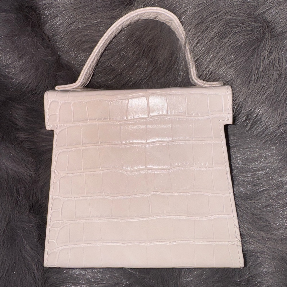 Beautiful Zara mini trunk. Cream, croc print. Metal crossbody chain included. - Picture 3 of 7